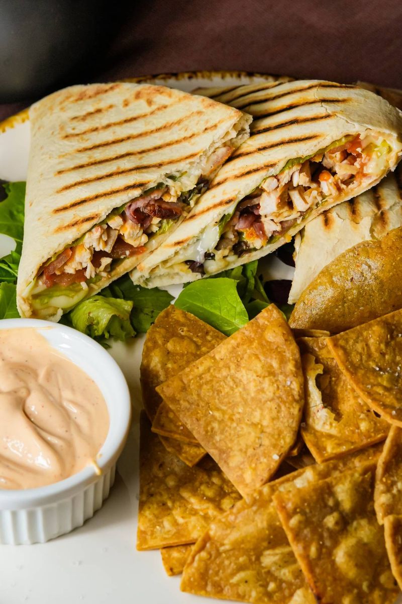 Piadina de Pui si Bacon Acompaniat de Nachos
